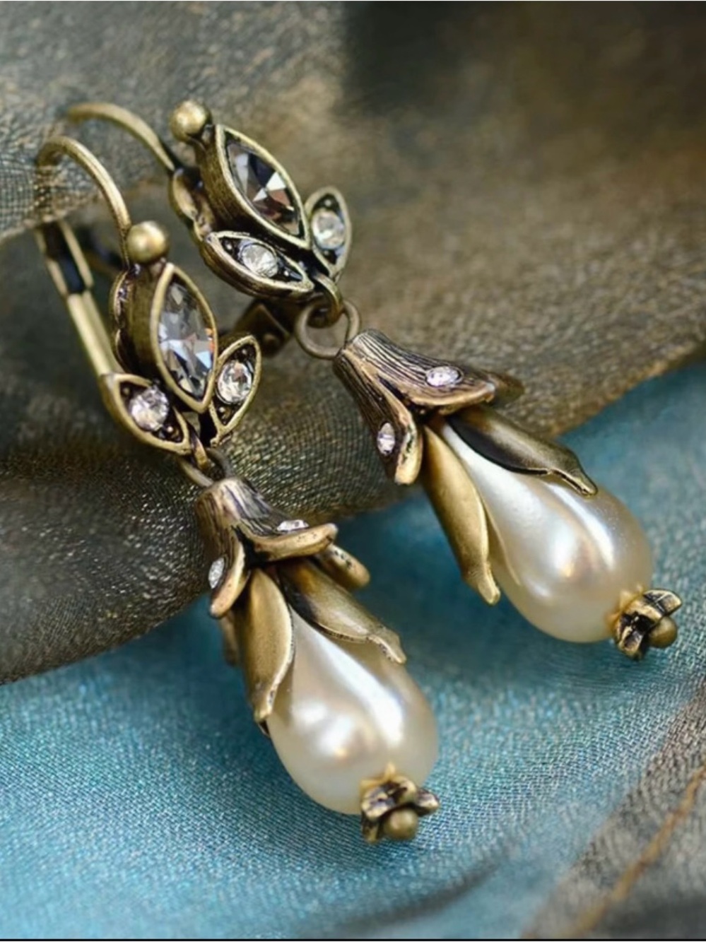 Vintage-Inspired Gold Pearl Drop Earrings